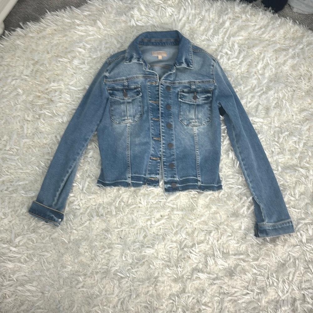 Hi! I’m selling a Jean jacket from kut from the kloth the size is large